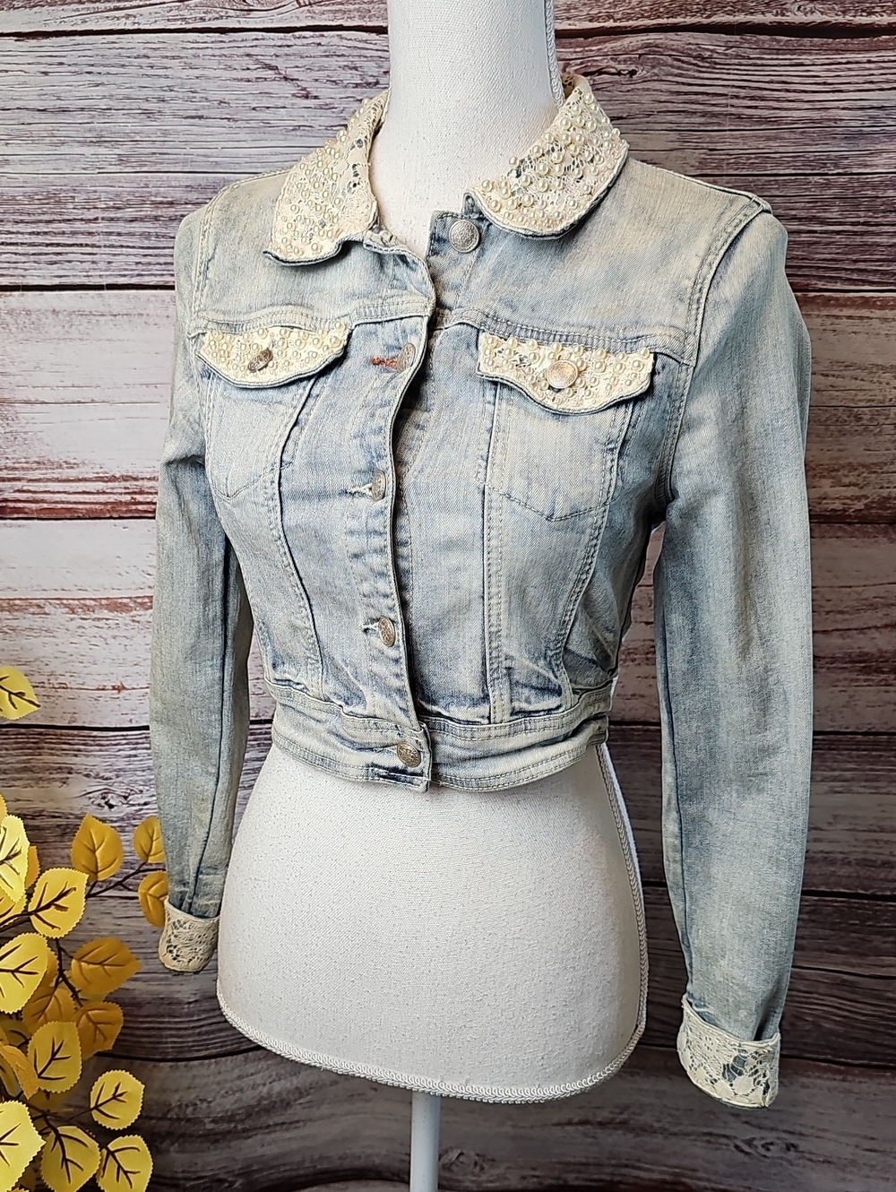 ROEM LIGHT WASH LACE PEARL BUTTON FRONT CROPPED DENIM JEAN JACKET